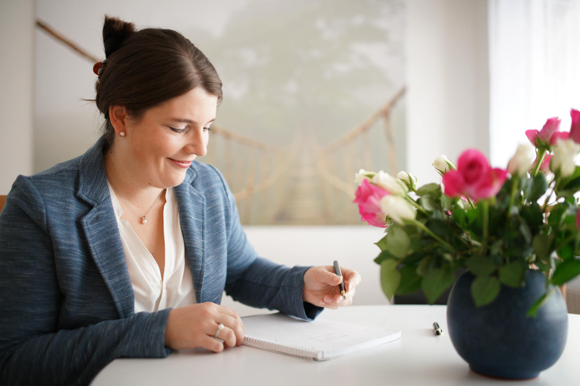 Jutta Beyer Marketingberaterin am Tisch mit Blumen