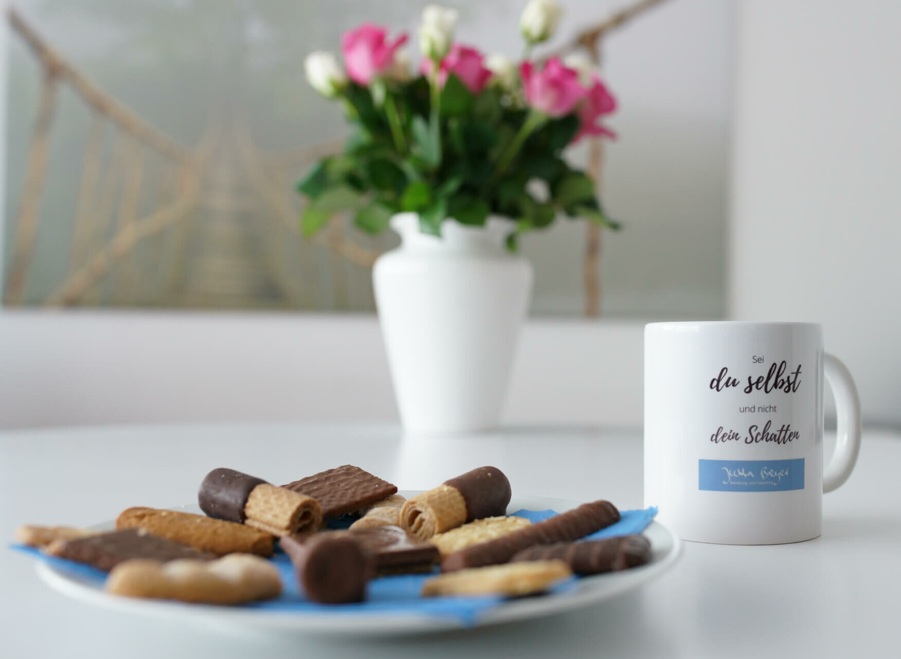 Kekse-Kaffeepause-Blumen-Hintergrund Kekse und Rosen auf Bürotisch von Jutta Beyer