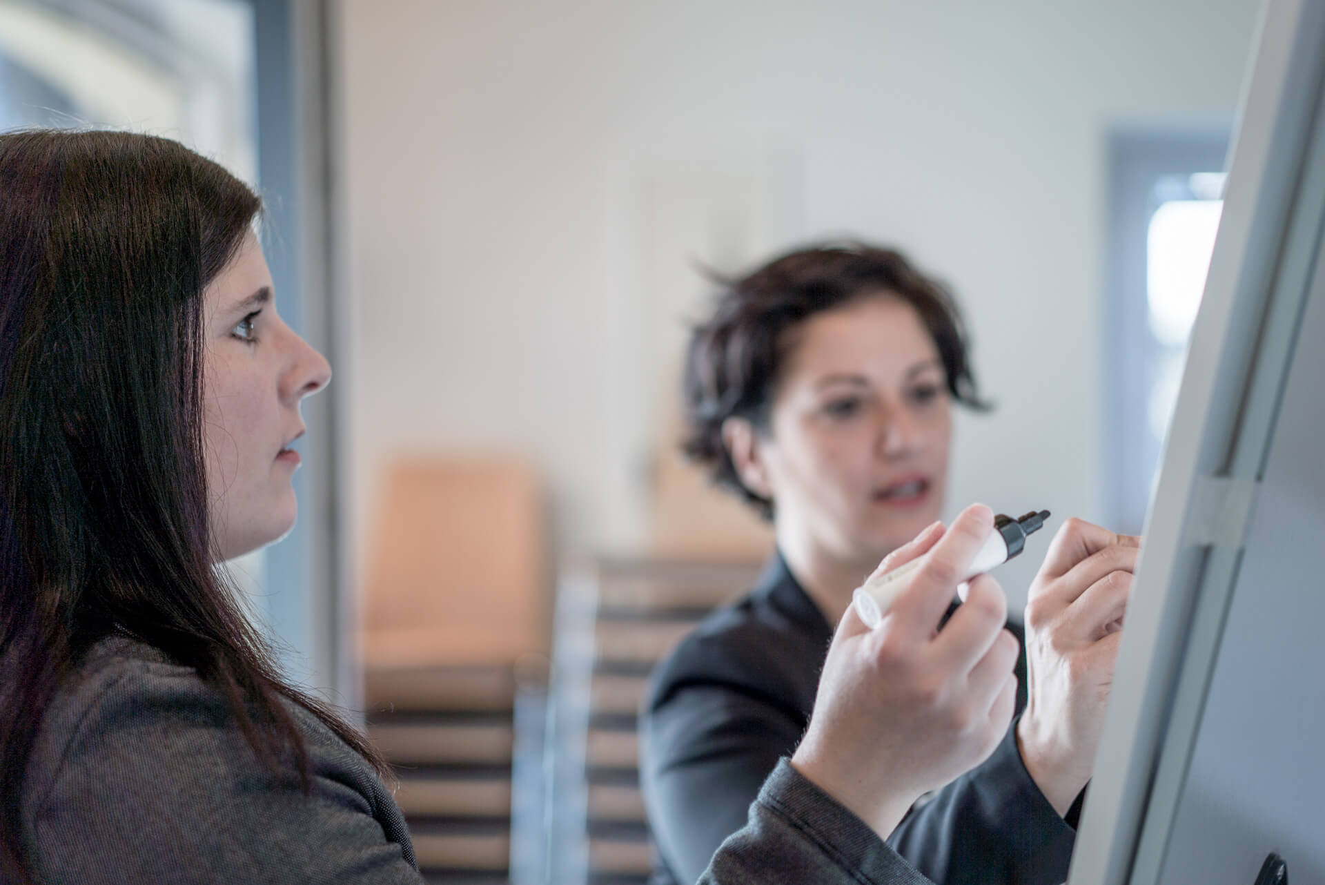 Kundenstimmen-hell am Flipchart